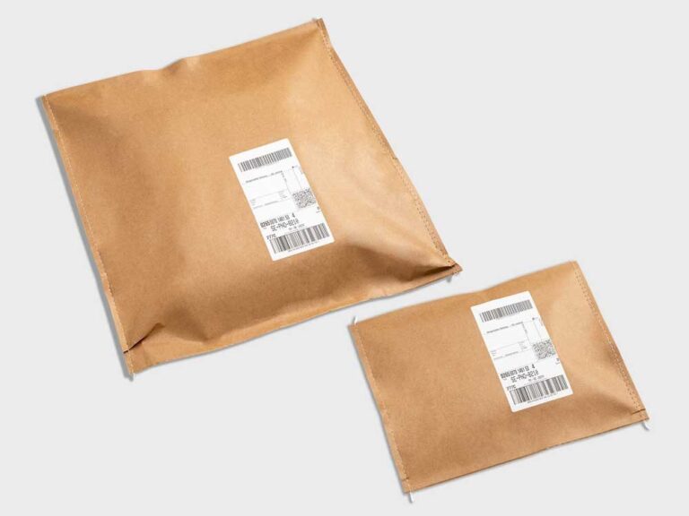 Försändelseförpackning av papper med två sydda och två limmade sidor