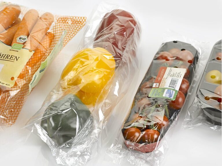 Olika grönsaker med och utan tråg i transparent flowpack