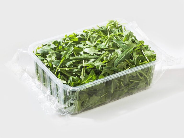 Ruccola i tråg, förpackad i transparent flowpack
