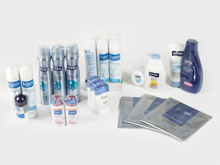 Hygienprodukter i flaskor, sprayburkar och tuber, krympförpackade i film