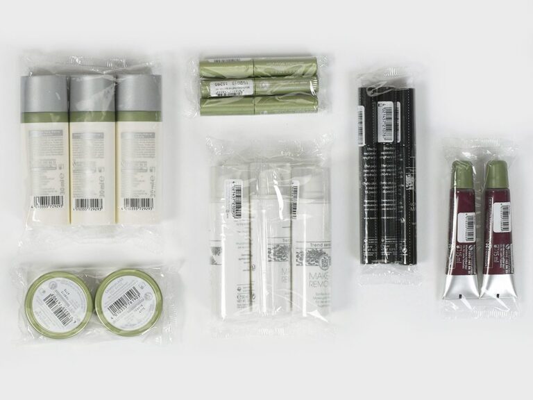 Grupperade kosmetikaprodukter i transparent filmförpackning